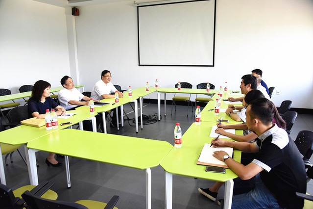 座谈会.jpg
